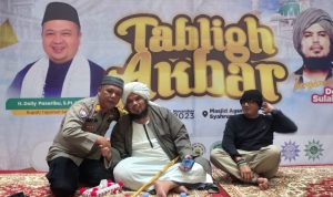 Potret kedekatan antara Kasat Binmas Polres Tapsel, AKP Daulat MZ Harahap (paling kiri), dan Ustad kondang, Deri Sulaiman, usai mengadakan Tabligh Akbar di Masjid Agung Syahrun Nur