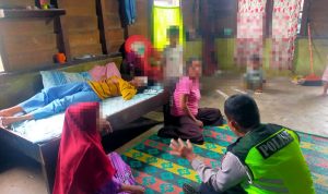 Petugas Sat Lantas Polres Tapsel jenguk korban kecelakaan di Batang Toru
