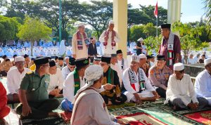 Kapolsek Padang Bolak, AKP Zulfikar, membaur di tengah lautan umat yang akan menggelar salat gaib, zikir Akbar, dan doa bersama untuk Palestina dalam rangka pengamanan kegiatan agar berjalan aman, damai, serta lancar