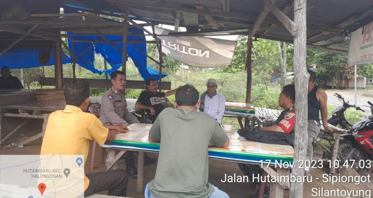 Bhabinkamtibmas Polsek Padang Bolak, Aiptu Salman Pulungan mengajak Caleg untuk jaga Pemilu tetap damai