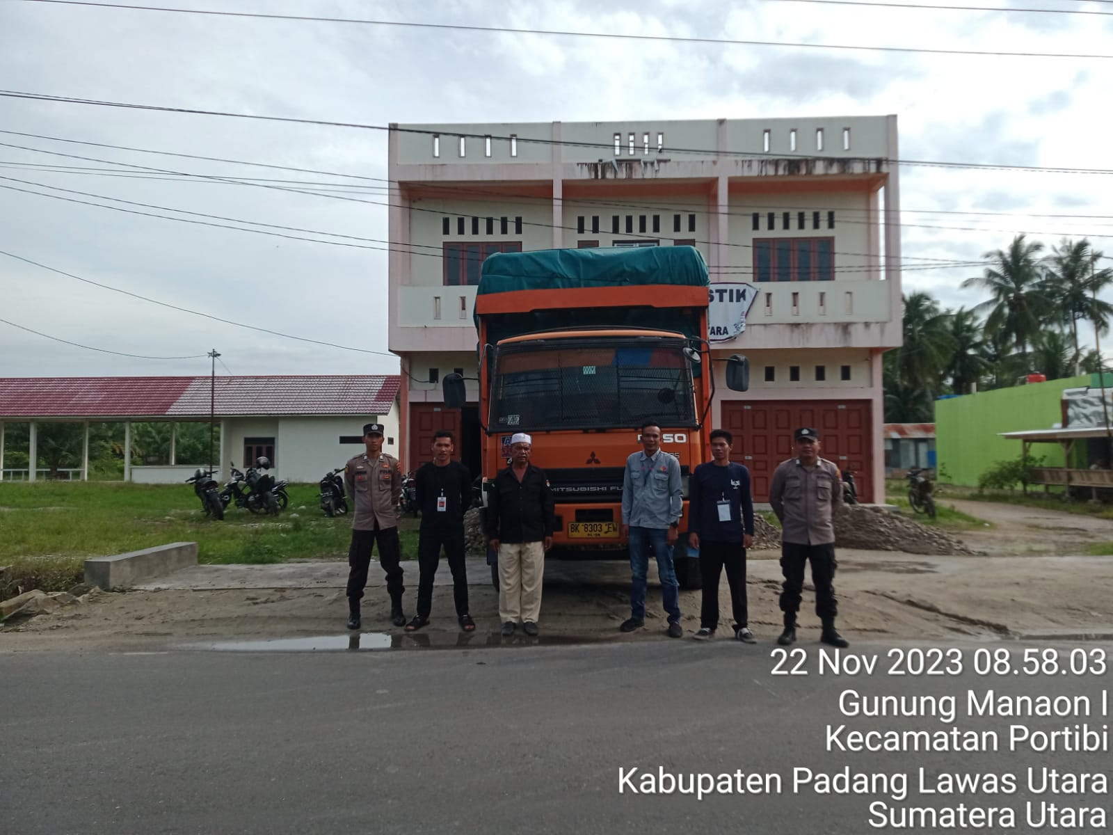 Personel Pam Polsek Padang Bolak kawal penerimaan logistik Pemilu berupa surat suara di Gudang KPU Paluta
