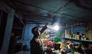 Petugas saat menunjukkan lampu tempat korsleting listrik di Kios