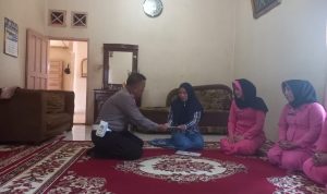 Kanit Lantas Polsek Padang Bolak, Ipda Mukhlis Siregar, serahkan santunan dari Kapolres Tapsel, AKBP Imam Zamroni, ke pihak keluarga Alm Aiptu Nasrianto