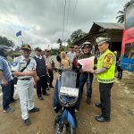 Kasat Lantas Polres Tapsel, AKP Sofyan Helmi Nasution, beri reward ke pengendara sepeda motor berupa helm karena taat dan patuh peraturan Lalin