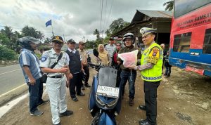 Kasat Lantas Polres Tapsel, AKP Sofyan Helmi Nasution, beri reward ke pengendara sepeda motor berupa helm karena taat dan patuh peraturan Lalin