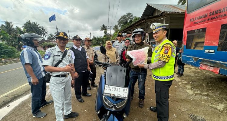 Kasat Lantas Polres Tapsel, AKP Sofyan Helmi Nasution, beri reward ke pengendara sepeda motor berupa helm karena taat dan patuh peraturan Lalin