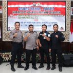 Kompol JM Napitupulu berfoto bersama dengan Plh Kasi Humas Polres Tapsel, Brigadir Erlangga Gautama Nasution, dan Tim, usai Upacara Sertijab Kabag Ops