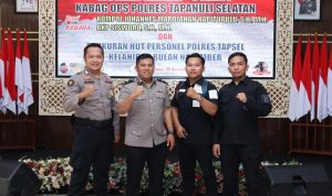 Kompol JM Napitupulu berfoto bersama dengan Plh Kasi Humas Polres Tapsel, Brigadir Erlangga Gautama Nasution, dan Tim, usai Upacara Sertijab Kabag Ops