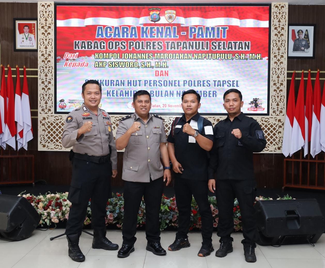 Kompol JM Napitupulu berfoto bersama dengan Plh Kasi Humas Polres Tapsel, Brigadir Erlangga Gautama Nasution, dan Tim, usai Upacara Sertijab Kabag Ops
