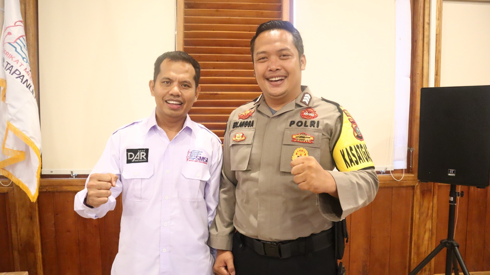 Plh Kasi Humas Polres Tapsel, Brigadir Erlangga Gautama Nasution (kanan), dan Ketua SMSI Tapsel, Julpan Tambunan