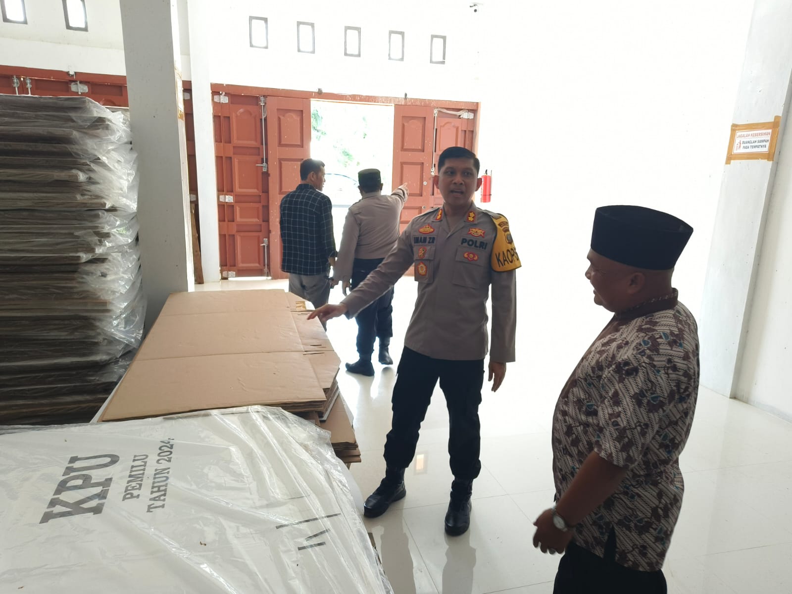 Kapolres Tapsel, AKBP Imam Zamroni, saat meninjau Gudang Logistik KPU Paluta