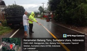 Personel Sat Lantas Polres Tapsel saat cek dan olah TKP di lokasi kejadian