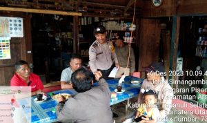 Bhabinkamtibmas Polsek Sipirok, Aiptu Indra KS, saat menggelar cooling system ke masyarakat