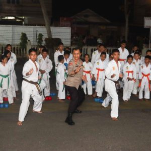 Kapolres Tapsel, AKBP Yasir Ahmadi, saat melatih beladiri anak-anak Karate Pengcab Tako Tapsel
