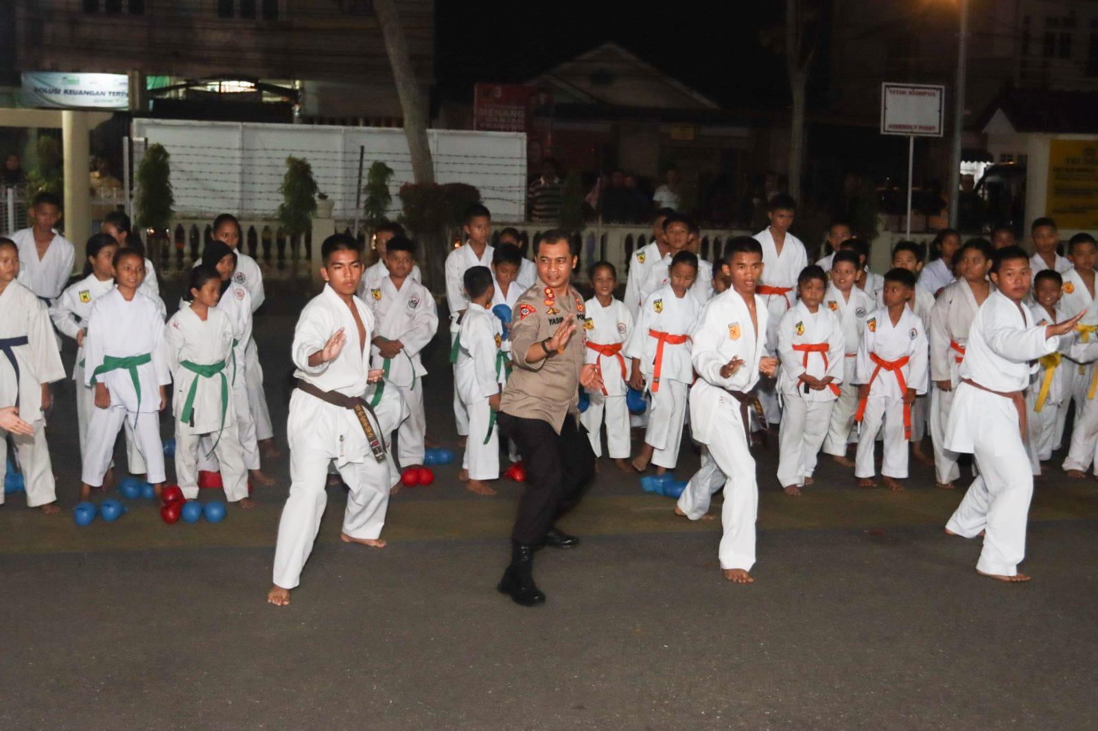 Kapolres Tapsel, AKBP Yasir Ahmadi, saat melatih beladiri anak-anak Karate Pengcab Tako Tapsel