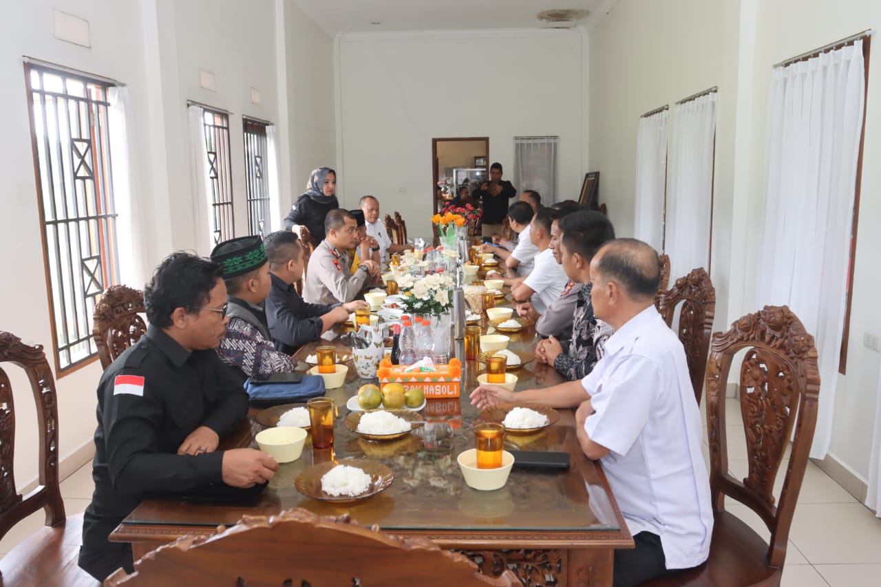 Kapolres Tapsel, AKBP Yasir Ahmadi, saat silaturahmi sekaligus makan siang bersama Ketua KPU Tapsel, Zulhajji Siregar, dan Komisioner Bawaslu, guna membahas pengamanan tahapan Pemilu