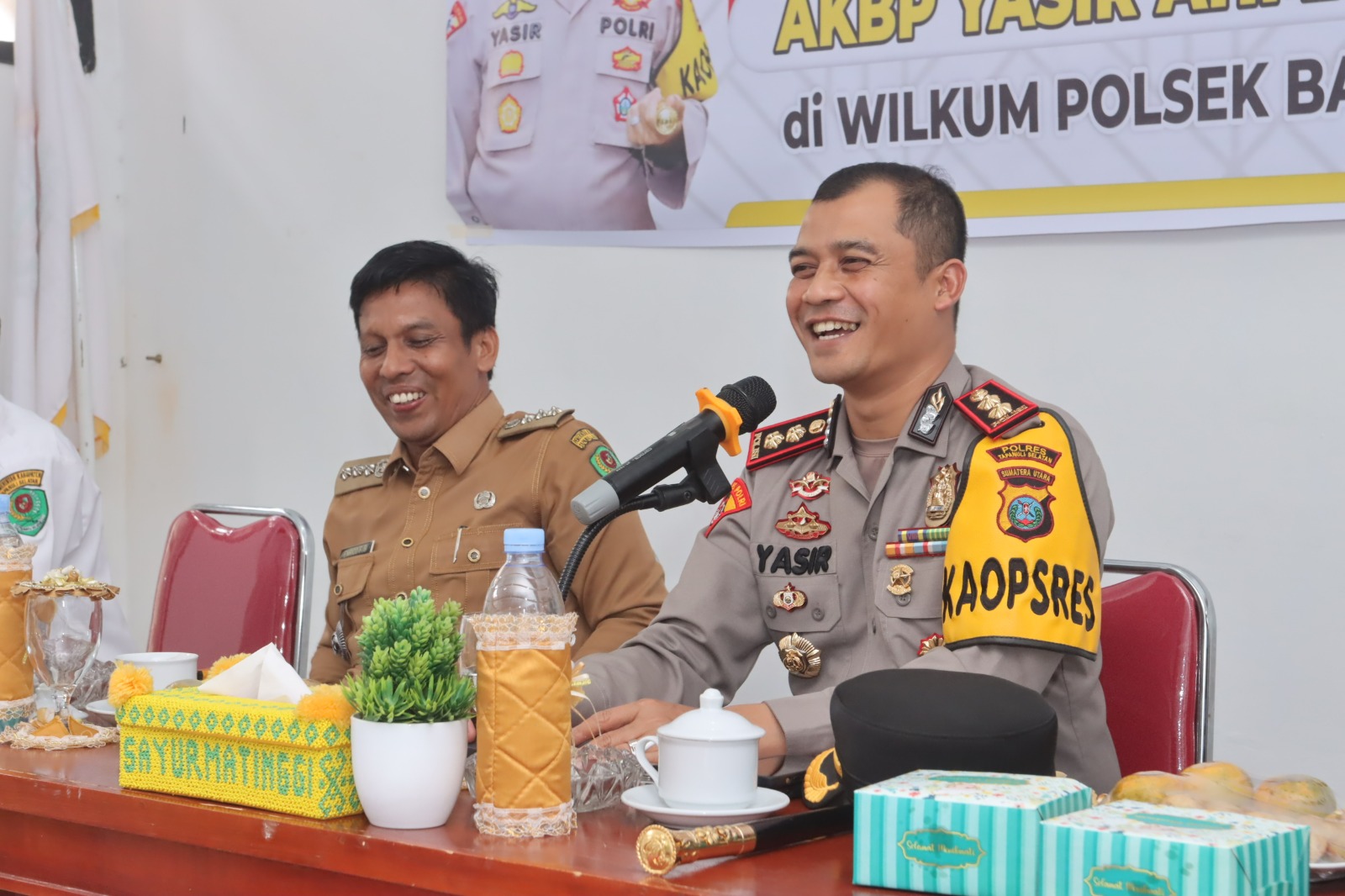 Kapolres Tapsel, AKBP Yasir Ahmadi, memberi motivasi ke masyarakat agar anak-anaknya tertarik menjadi seorang Polisi di sela temu ramah dan tatap muka di Kantor Camat Sayur Matinggi