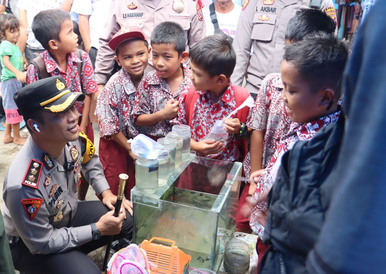 Demi senangkan hati anak-anak, Kapolres Tapsel, AKBP Yasir Ahmadi, borong ikan peliharaan untuk pelajar SD