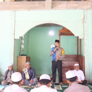Para santri Pondok Pesantren Roudhotul Khairiyah menyalami Kapolres Tapsel, AKBP Yasir Ahmadi, usai berbagi pengalaman dan motivasi kehidupan