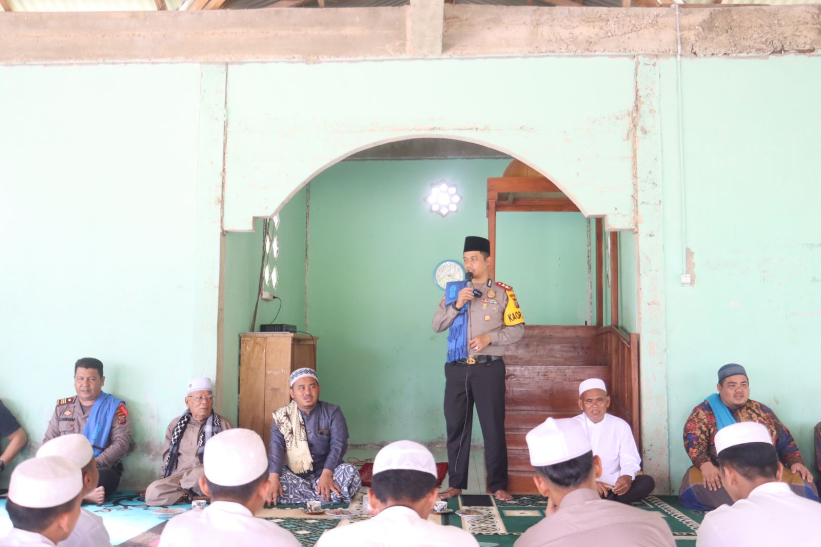 Para santri Pondok Pesantren Roudhotul Khairiyah menyalami Kapolres Tapsel, AKBP Yasir Ahmadi, usai berbagi pengalaman dan motivasi kehidupan
