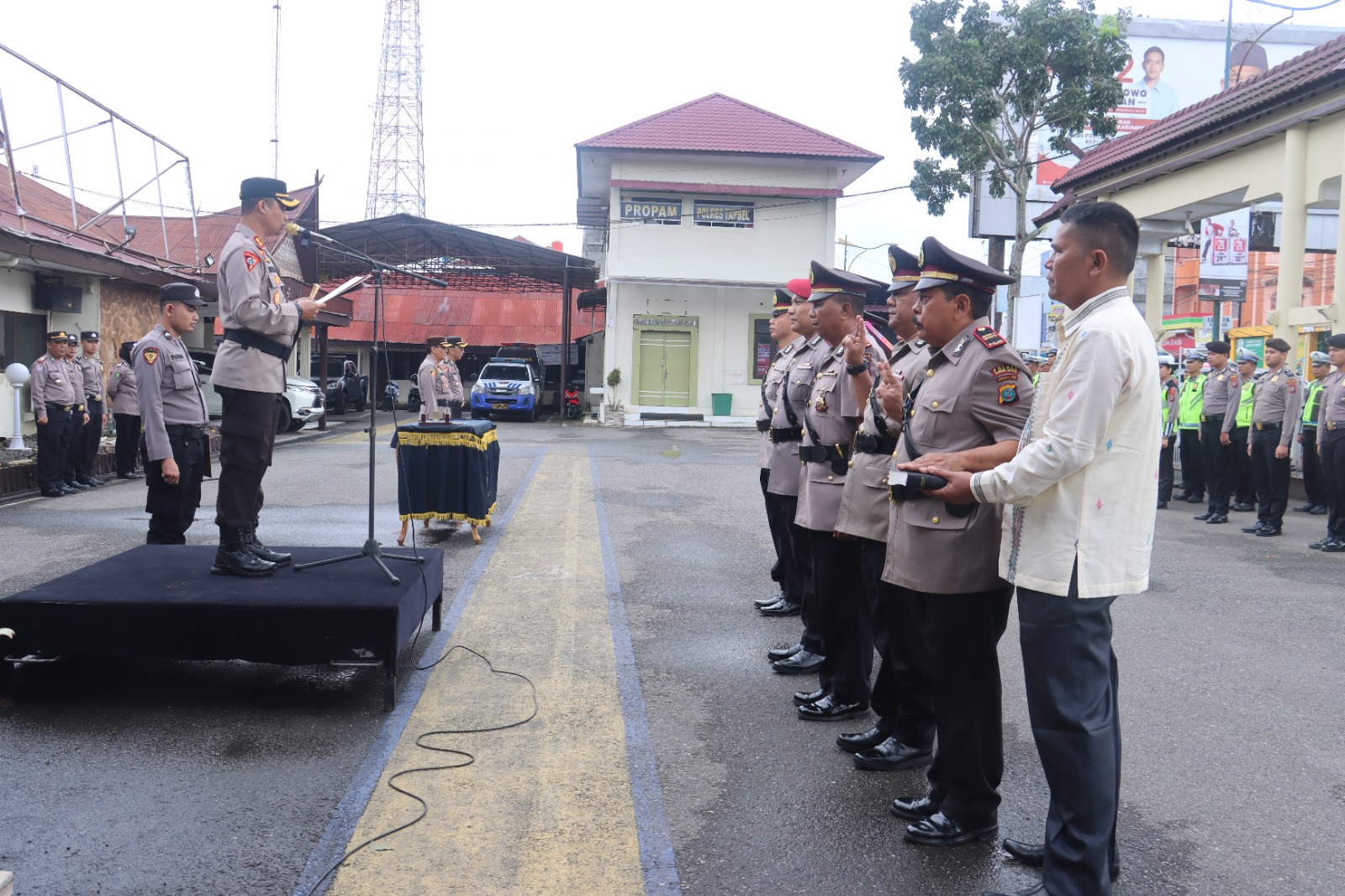 Kapolres Tapsel, AKBP Yasir Ahmadi, memimpin Upacara Sertijab dua Kapolsek dan tiga Kasat