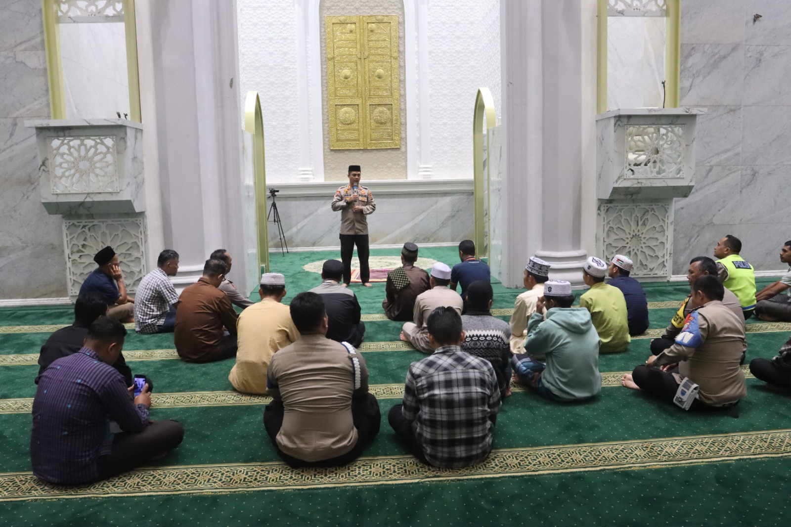 Kapolres Tapsel, AKBP Yasir Ahmadi, saat mengisi kajian seusai salat Magrib di Masjid Agung Syahrun Nur