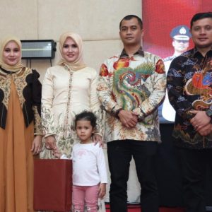 Ketua DPRD Tapsel, Abdul Basith Dalimunthe, dan istri berfoto bersama dengan Kapolres Tapsel yang baru, AKBP Yasir Ahmadi, beserta istri, dalam acara kenal pamit Kapolres dari AKBP Imam Zamroni ke AKBP Yasir Ahmadi