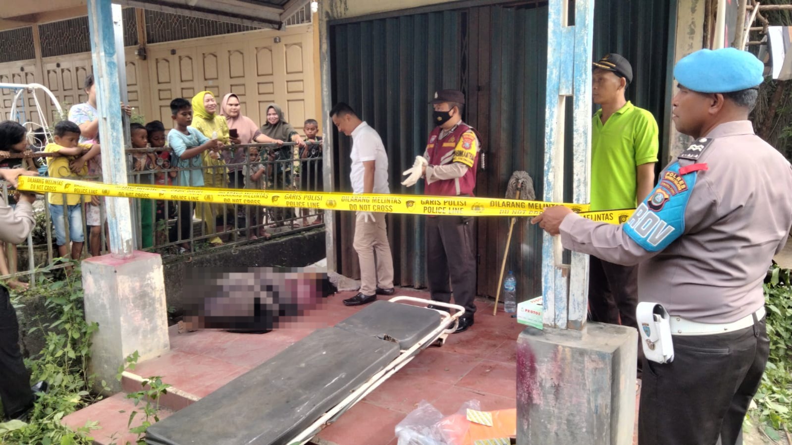 Personel Polsek Padang Bolak saat lakukan cek dan olah TKP tempat temuan jasad ODGJ Mr X di Rumah Kosong