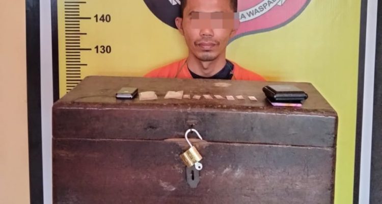 GMS usai ditangkap Tim Opsnal Unit Reskrim Polsek Padang Bolak karena menyimpan sabu di dalam peti di Gudang Rumahnya