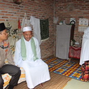 Kapolres Tapsel, AKBP Yasir Ahmadi, saat berbincang dengan orangtua penghuni Pondok Paramalan Lansia Yayasan Baitus Salam