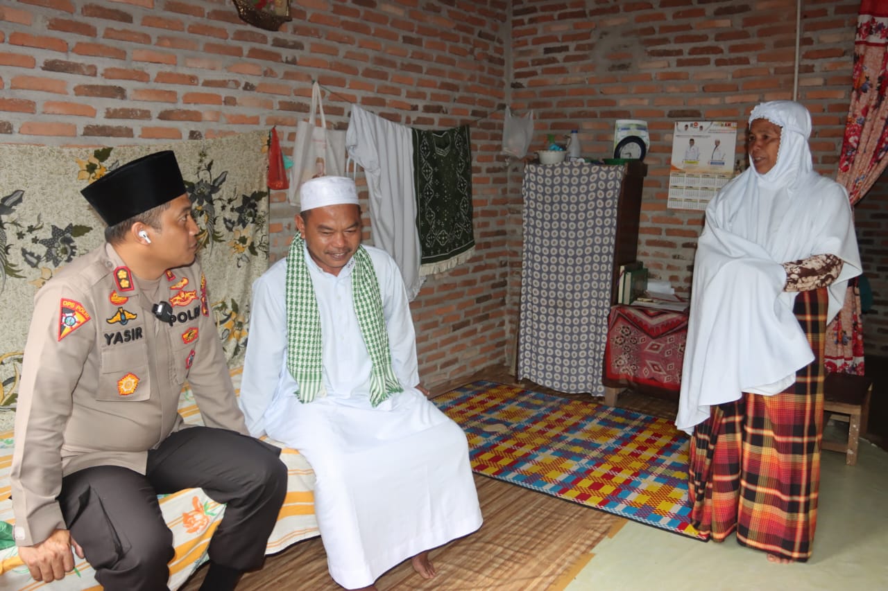 Kapolres Tapsel, AKBP Yasir Ahmadi, saat berbincang dengan orangtua penghuni Pondok Paramalan Lansia Yayasan Baitus Salam