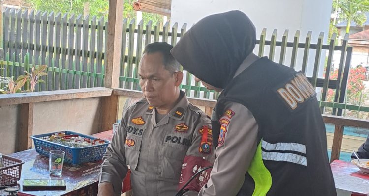 Personel Dokkes saat melakukan pemeriksaan kesehatan ke Perwira Polres Tapsel, Iptu Edi Sofyan Nasution, saat bertugas Pam Kantor PPK usai Pemilu