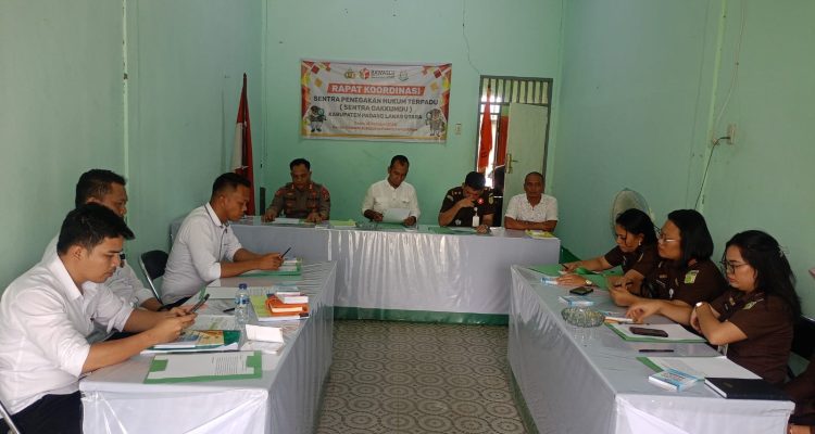Suasana Rapat pembahasan pertama Sentra Gakkumdu Paluta terkait dugaan pelanggaran Pemilu