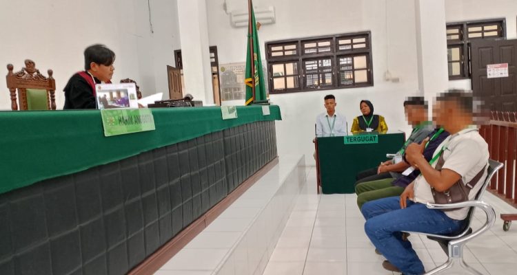 Suasana sidang tipiring 4 terdakwa kasus pencurian brondolan sawit di Kabupaten Padang Lawas Utara