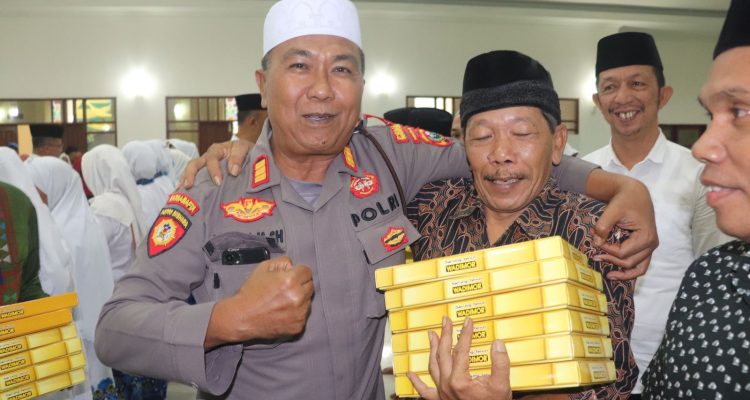 Kapolsek Padang Bolak, AKP Harun Manurung, saat peringatan malam Nuzulul Quran di Pemkab Paluta