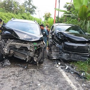 Beginilah kondisi dua unit minibus usai kecelakaan yang terjadi di Desa Huta Holbung, Kecamatan Sayur Matinggi, Kabupaten Tapsel