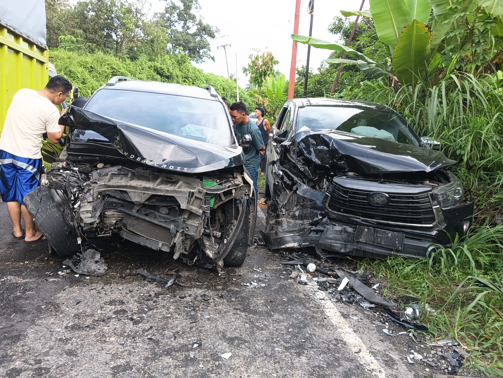 Beginilah kondisi dua unit minibus usai kecelakaan yang terjadi di Desa Huta Holbung, Kecamatan Sayur Matinggi, Kabupaten Tapsel
