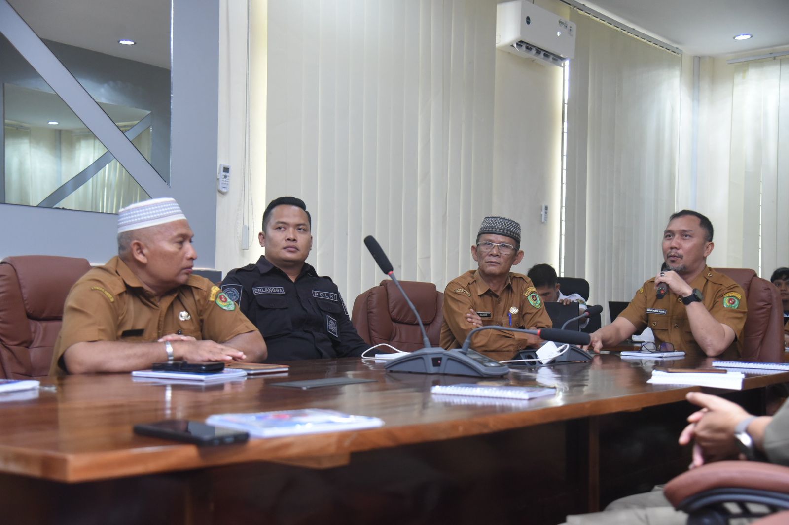 Kasi Humas Polres Tapanuli Selatan (Tapsel), Brigadir Erlangga Gautama Nasution, saat menghadiri zoom meeting terkait layanan tunggal panggilan darurat 112