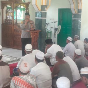 Kapolsek Dolok, Iptu Suhardi, memberikan pencerahan hukum usai menampung aspirasi dan keluhan masyarakat dalam program Jumat Curhat