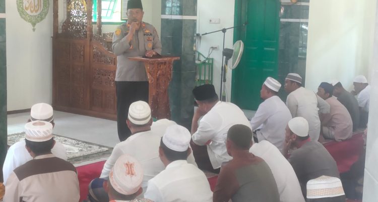 Kapolsek Dolok, Iptu Suhardi, memberikan pencerahan hukum usai menampung aspirasi dan keluhan masyarakat dalam program Jumat Curhat