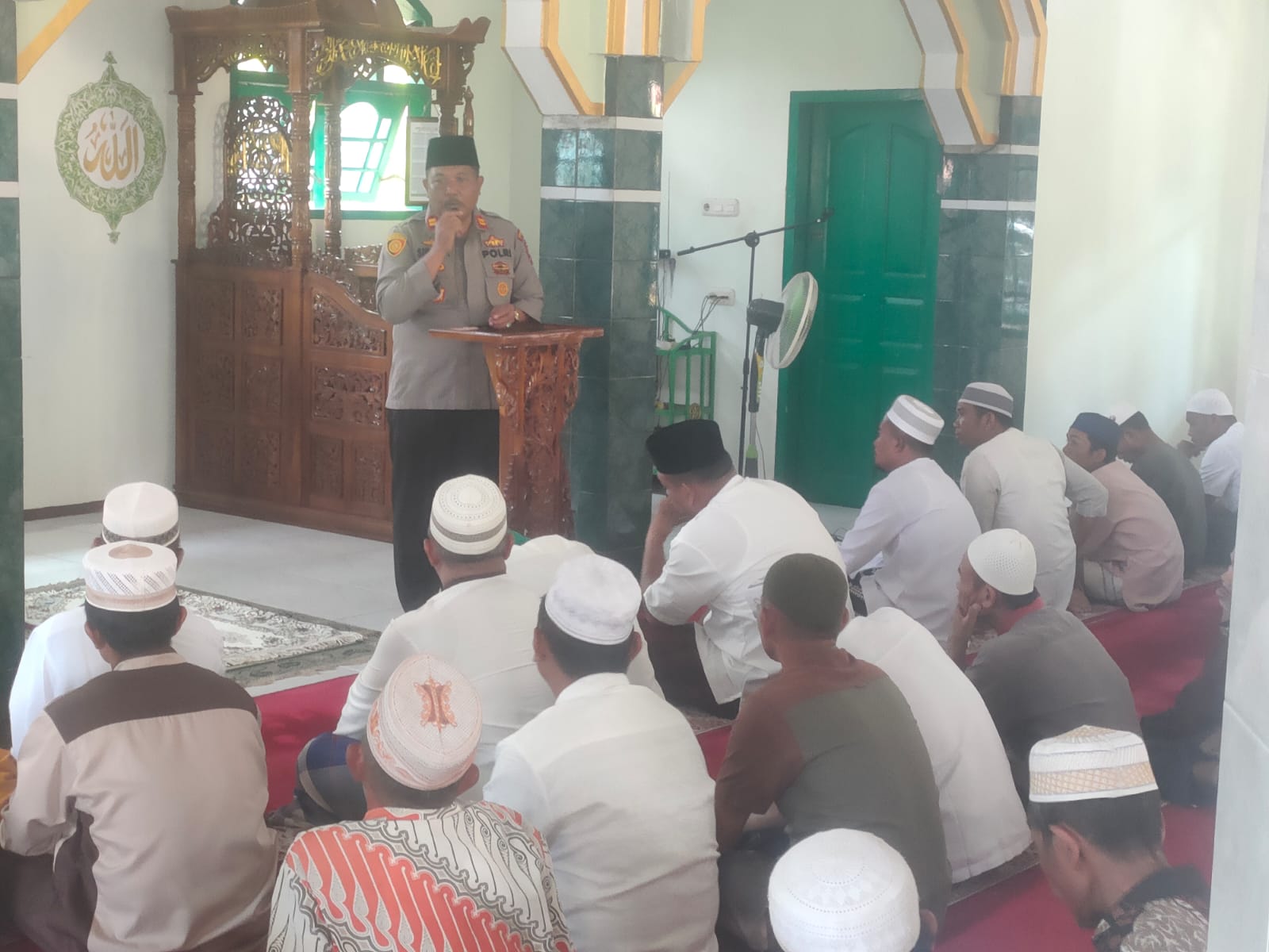 Kapolsek Dolok, Iptu Suhardi, memberikan pencerahan hukum usai menampung aspirasi dan keluhan masyarakat dalam program Jumat Curhat