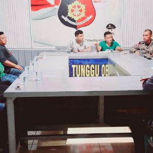 Kanit Reskrim Polsek Batang Toru, Iptu RN Tarigan, saat memimpin mediasi kasus dugaan penganiayaan hingga berakhir damai