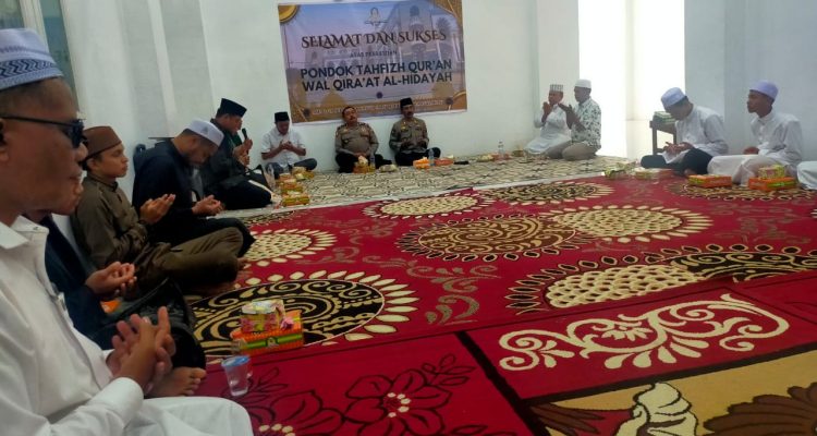 Kasat Binmas Polres Tapsel, AKP Eka Wahyudi, bersama Kapolsek Batang Toru, Iptu RN Tarigan, saat peresmian Pondok Tahfidz Qur'an wa Qira'at Al Hiayah