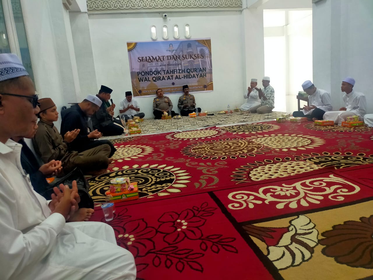 Kasat Binmas Polres Tapsel, AKP Eka Wahyudi, bersama Kapolsek Batang Toru, Iptu RN Tarigan, saat peresmian Pondok Tahfidz Qur'an wa Qira'at Al Hiayah