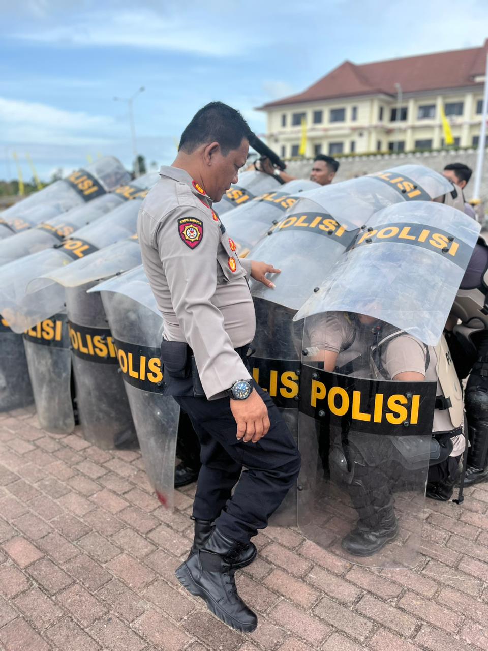 Kasat Samapta Polres Tapsel, AKP Tona Simanjuntak, saat memimpin langsung latihan rutin personel Dalmas jelang Pam Pilkada