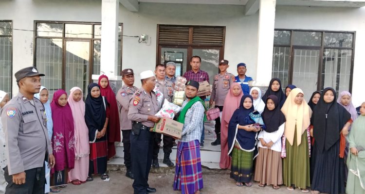 Kapolsek Padang Bolak, AKP Harun Manurung, saat menyerahkan bantuan secara simbolis ke Pengurus Ponpes Darel Hasan, Ustad Imom P Tanjung