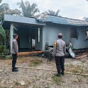 Polisi dari Polsubsektor Simangambat saat mengecek lokasi kebakaran Rumah permanen yang ditinggal pemilik keluar kota