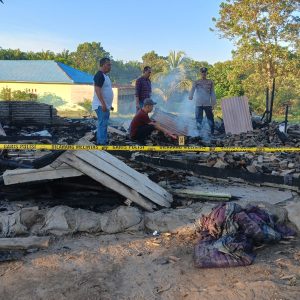 Tim Inafis dari Polres Tapanuli Selatan bersama personel Polsek Padang Bolak saat melakukan olah TKP usai insiden kebakaran di Asrama Putra Ponpes Darel Hasan Kabupaten Paluta