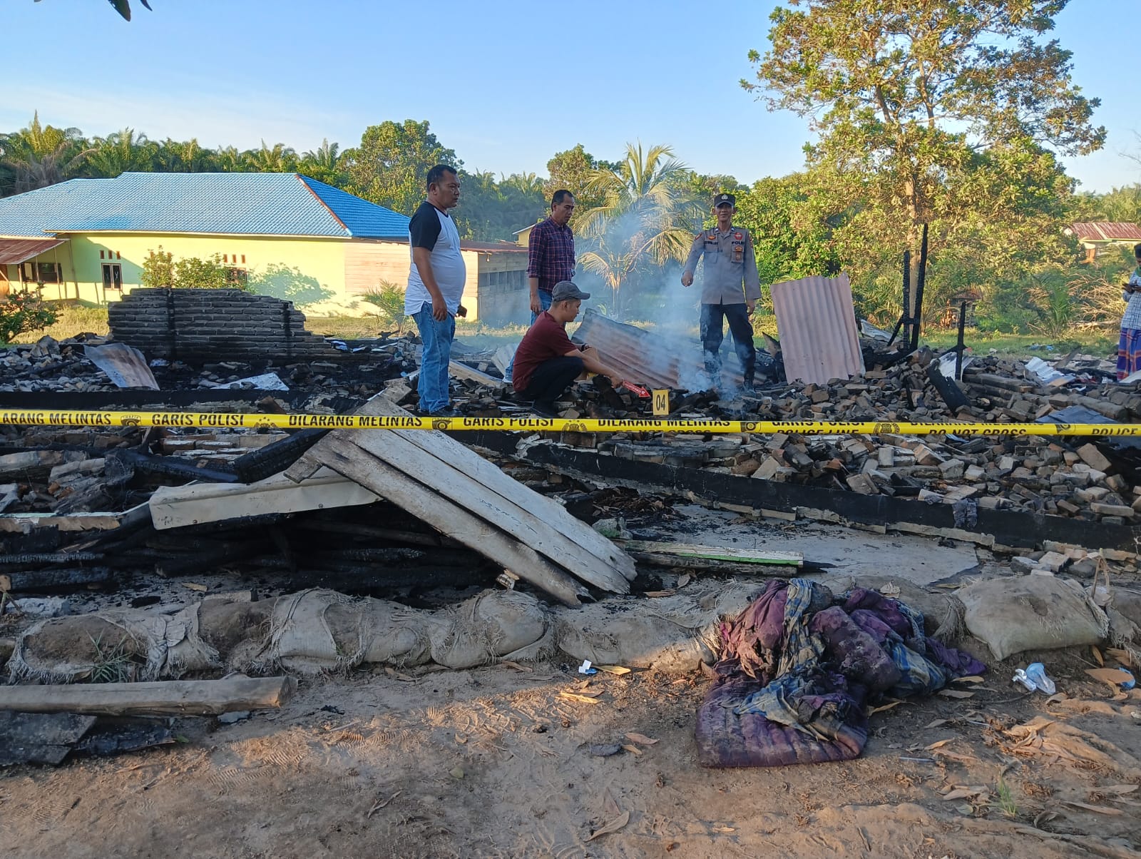 Tim Inafis dari Polres Tapanuli Selatan bersama personel Polsek Padang Bolak saat melakukan olah TKP usai insiden kebakaran di Asrama Putra Ponpes Darel Hasan Kabupaten Paluta