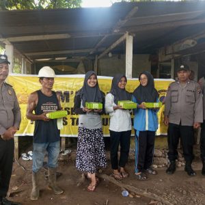 Personel Polsek Batang Toru menyambangi sejumlah warga Desa Perkebunan Hapesong, guna berbagi kebaikan pada program Jumat Berkah dengan bagikan nasi kotak gratis